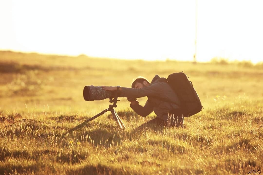 Kári Kolbeinsson working in the field with a long lens.